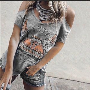 Fab🤍🧡Rock-n-Roll t-shirt w/cut-out in gray. Hot!